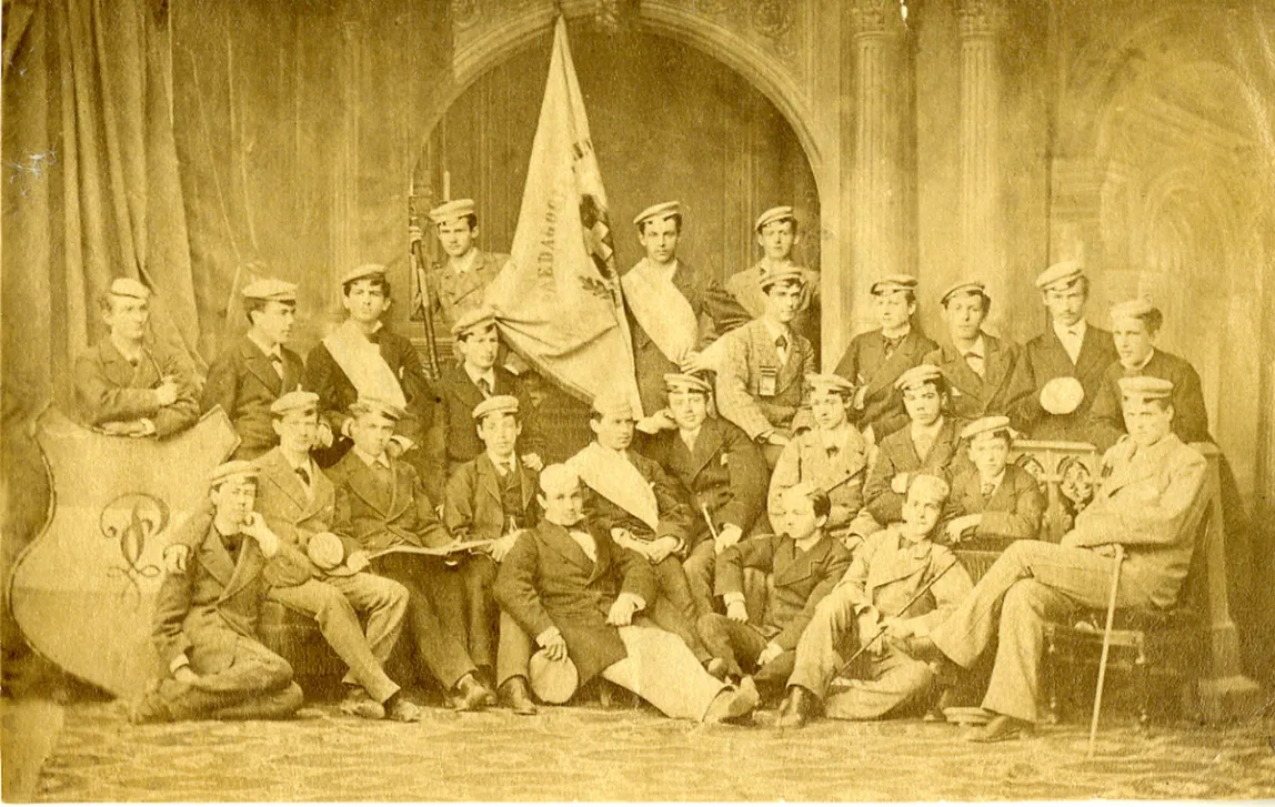 Membres de la Paedagogia avec le drapeau sur les escaliers